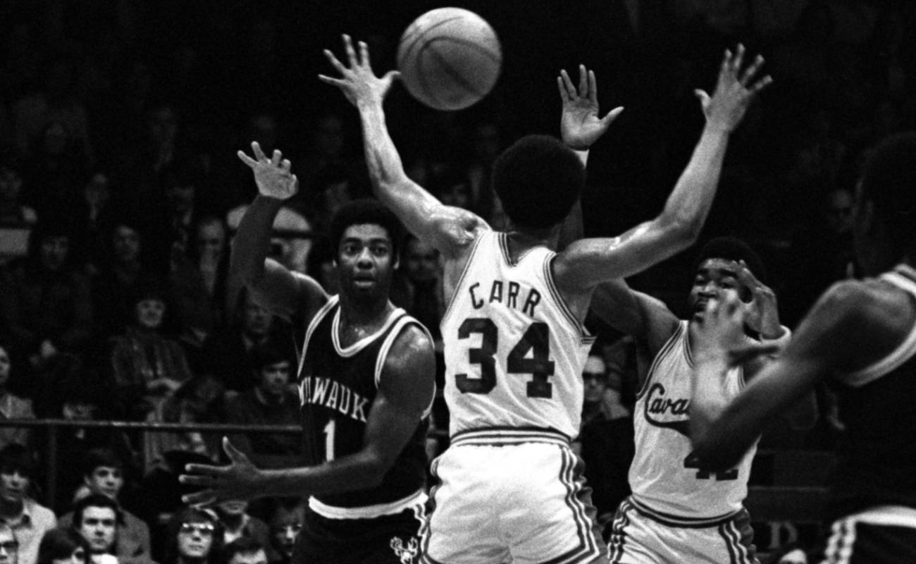 1973: Guard Oscar Robertson #1 of the Milwaukee Bucks passes the ball through the arms of Austin Carr #34 of the Cleveland Cavaliers
