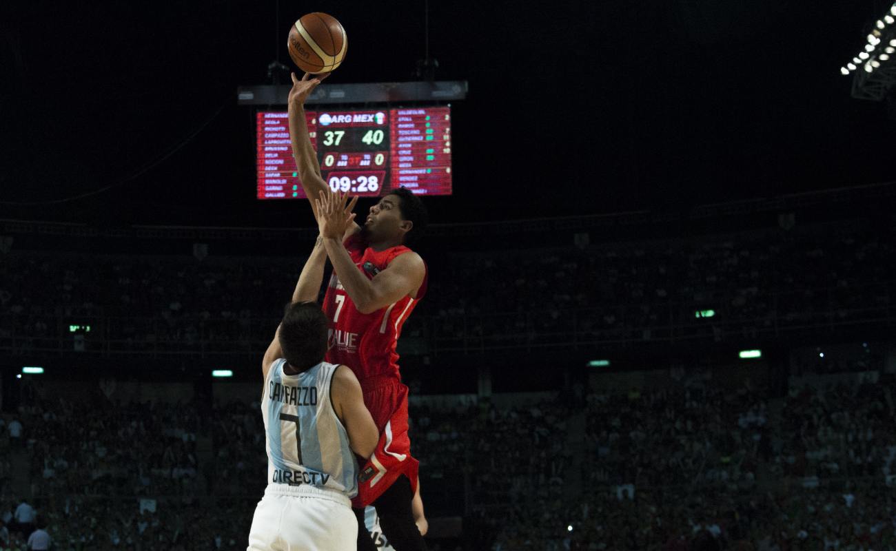 Jorge Gutierrez shoots to the basket over Facundo Campazzo.