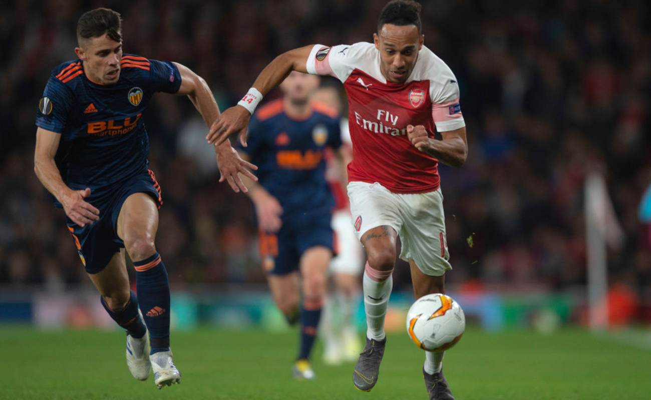 Pierre-Emerick Aubameyang Chases Down the Ball - Photo by TF-Images/Getty Images