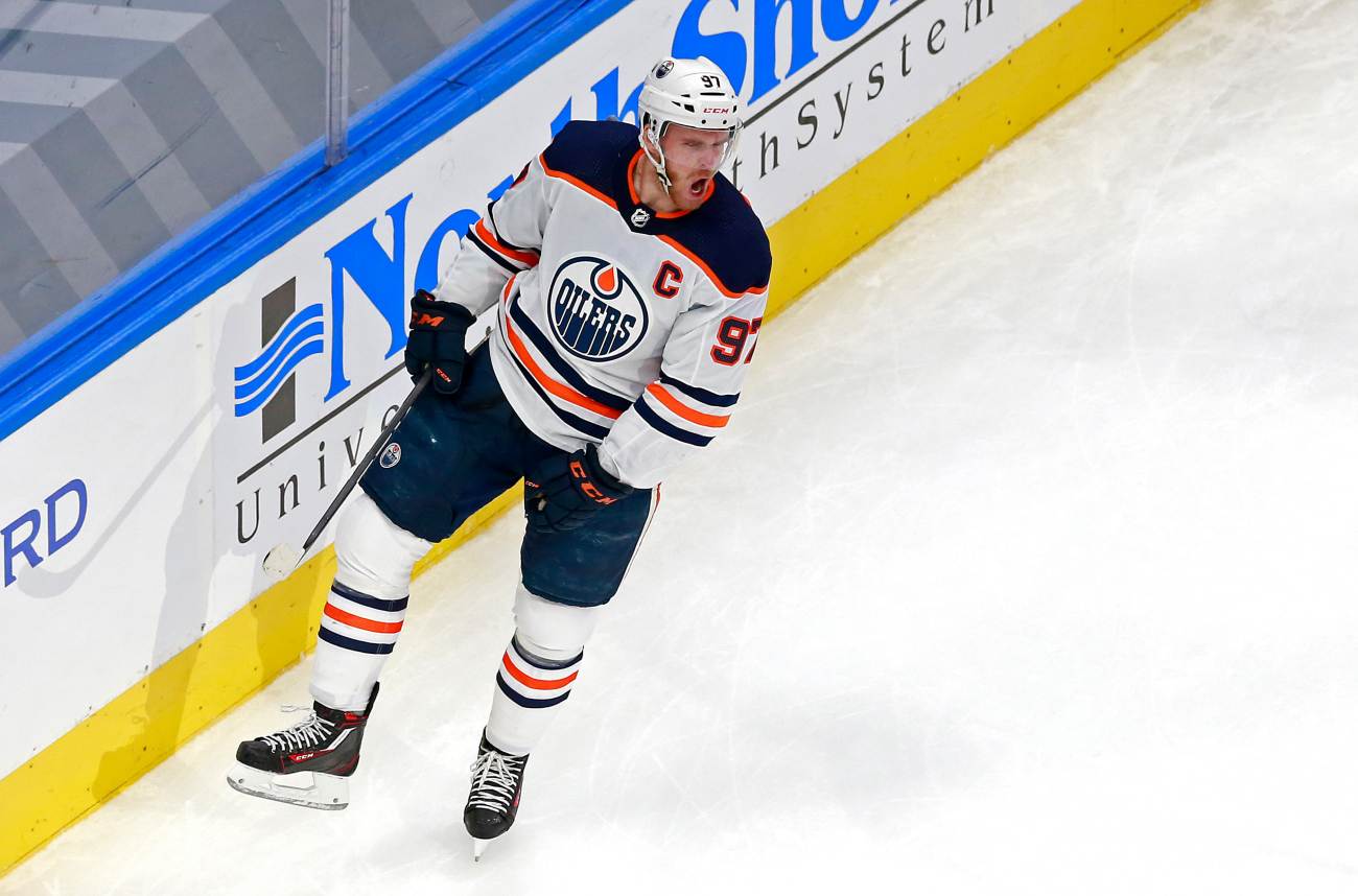 EDMONTON, ALBERTA - AUGUST 05: Connor McDavid #97 of the Edmonton Oilers celebrates after scoring a goal against the Chicago Blackhawks during the second period in Game Three of the Western Conference Qualification Round prior to the 2020 NHL Stanley Cup Playoffs at Rogers Place on August 05, 2020 in Edmonton, Alberta.