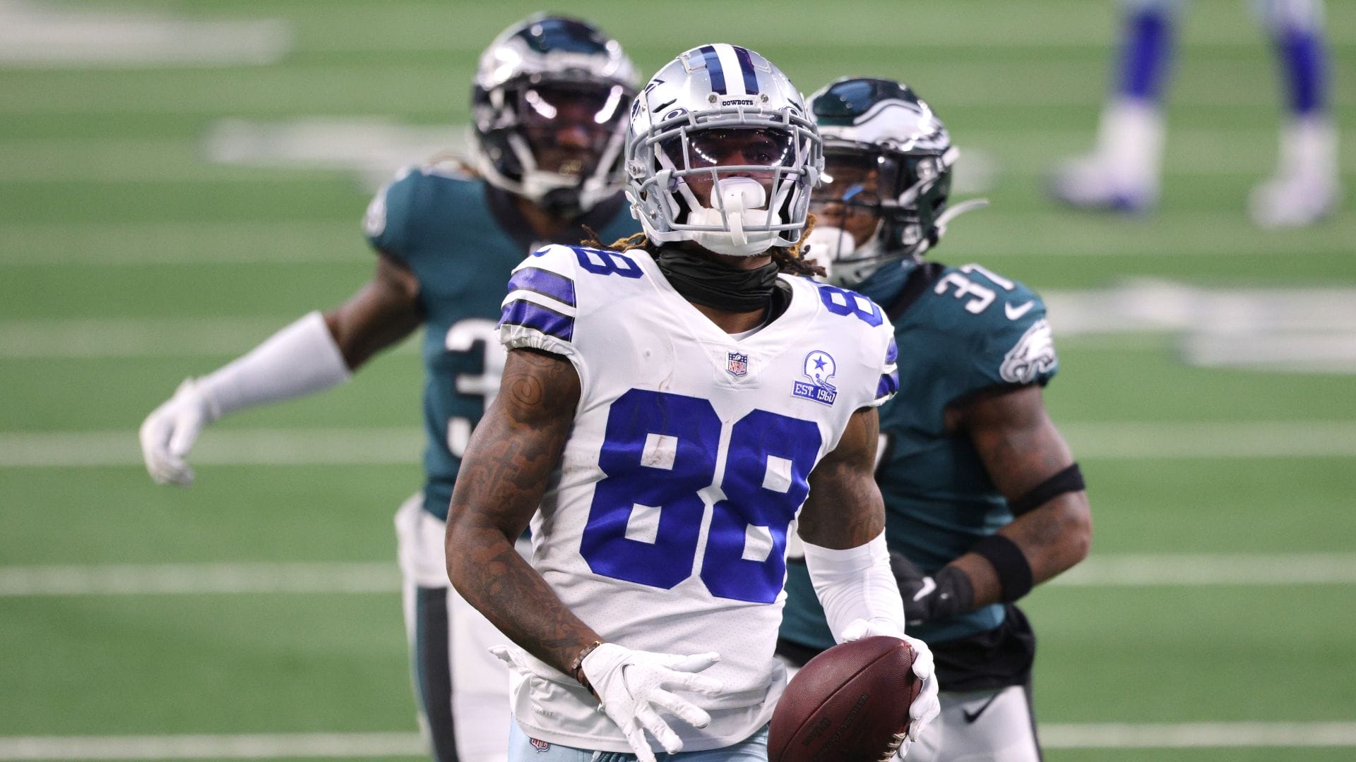 CeeDee Lamb #88 of the Dallas Cowboys scores a touchdown in the third quarter against the Philadelphia Eagles at AT&T Stadium on December 27, 2020 in Arlington, Texas. (Photo by Ronald Martinez/Getty Images)
