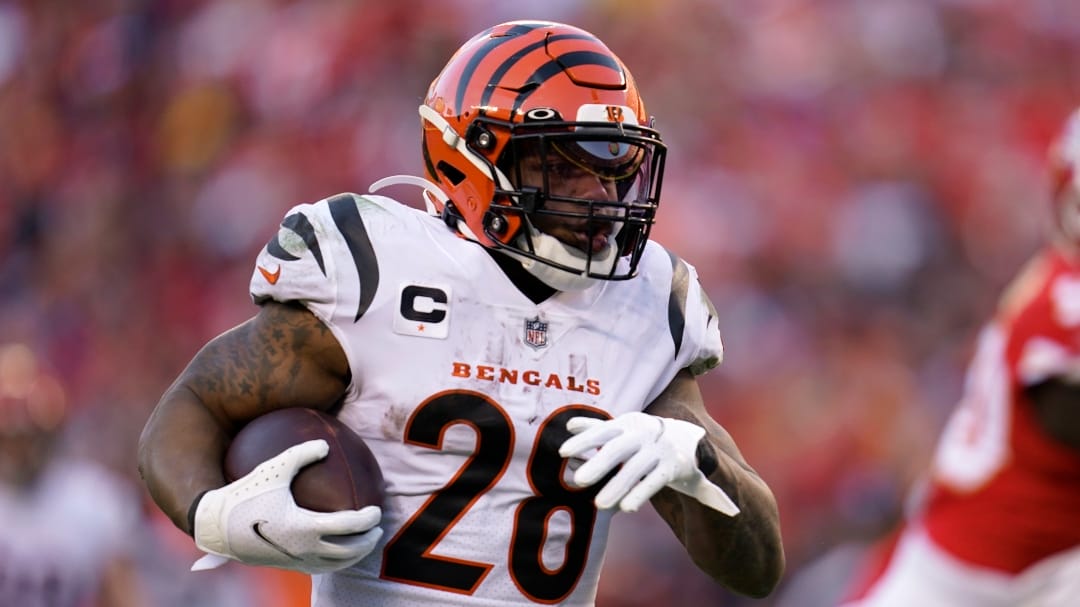 Cincinnati Bengals Joe Mixon runs the ball.