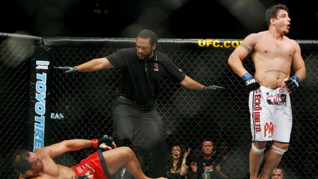 how-much-do-ufc-refs-make-ufc-referee-salary-betmgm