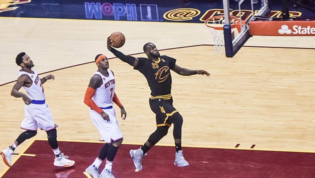 Lebron dunking against the New York Knicks in a game in October 2016.