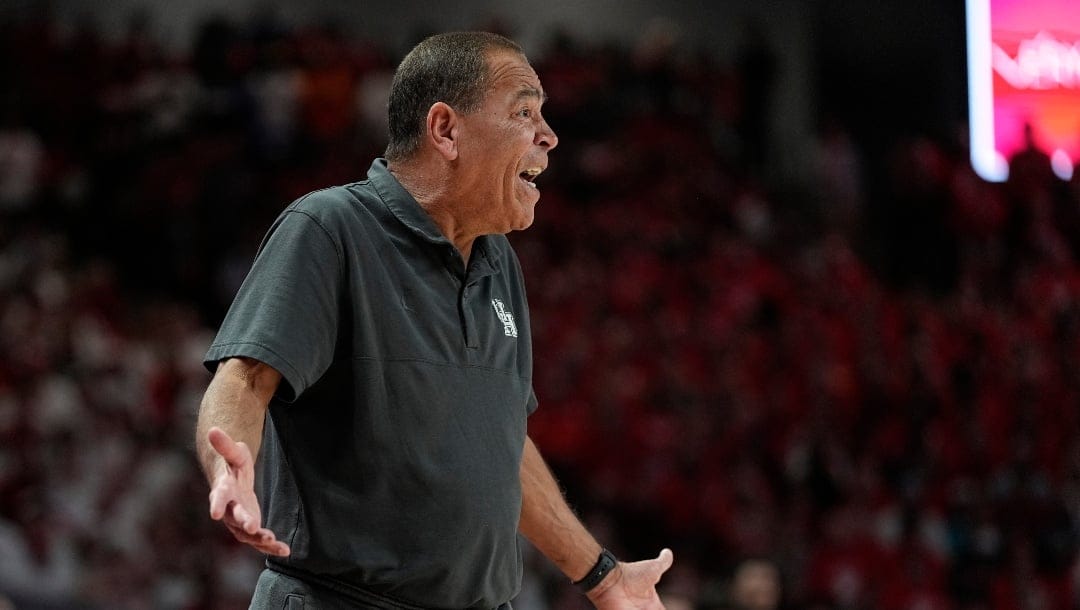 Houston head coach Kelvin Sampson during the first half of an NCAA college basketball game against Alabama, Saturday, Dec. 10, 2022, in Houston.