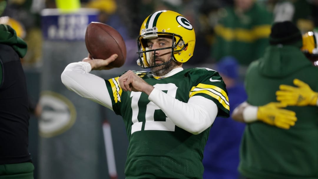 Green Bay Packers quarterback Aaron Rodgers throws