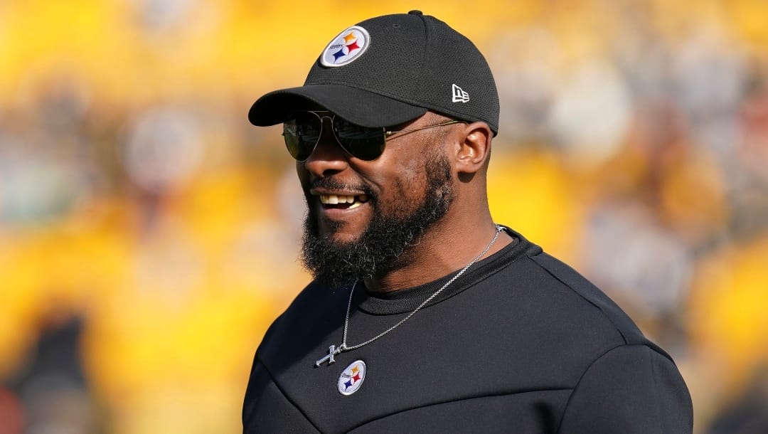 Pittsburgh Steelers head coach Mike Tomlin watches as his team warms up
