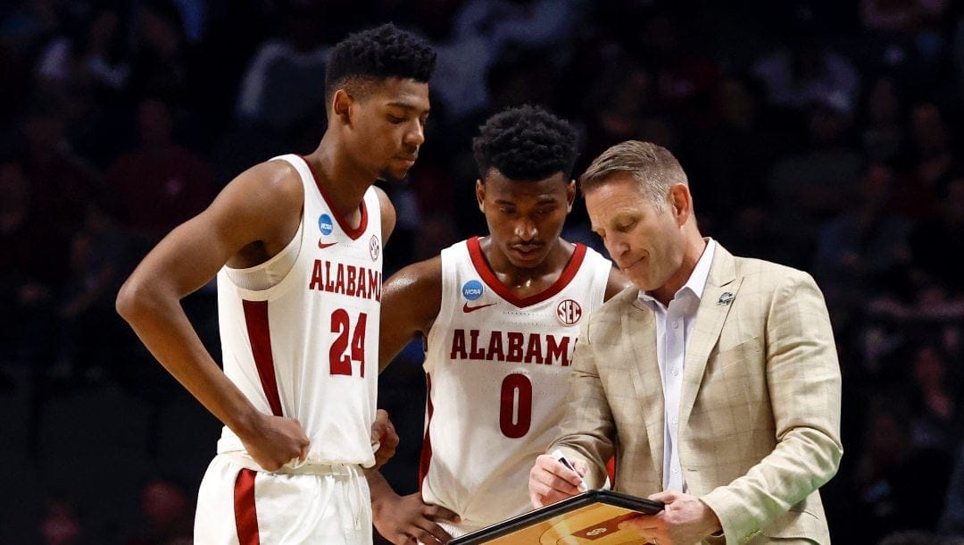 Alabama head coach Nate Oats talks with forward Brandon Miller (24) and guard Jaden Bradley (0) in the first half of a first-round college basketball game in the NCAA Tournament in Birmingham, Ala., Thursday, March 16, 2023.