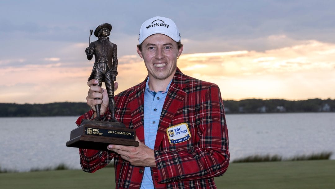 Matt Fitzpatrick, de Inglaterra, presenta el trofeo de campeón, después de tres hoyos de playoff durante la ronda final del torneo de golf RBC Heritage, el domingo 16 de abril de 2023, en Hilton Head Island, Carolina del Sur.