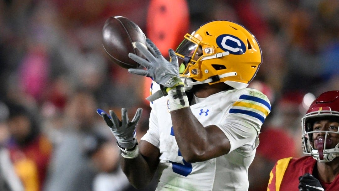 California's Jeremiah Hunter catches a pass against Southern California defensive back Ceyair Wright during the second half of an NCAA college football game Saturday, Nov. 5, 2022, in Los Angeles. (AP Photo/John McCoy)