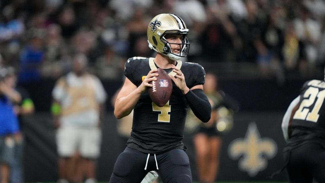 New Orleans Saints quarterback Derek Carr (4) tops back to pass in the second half of an NFL football game against the Tennessee Titans in New Orleans, Sunday, Sept. 10, 2023.