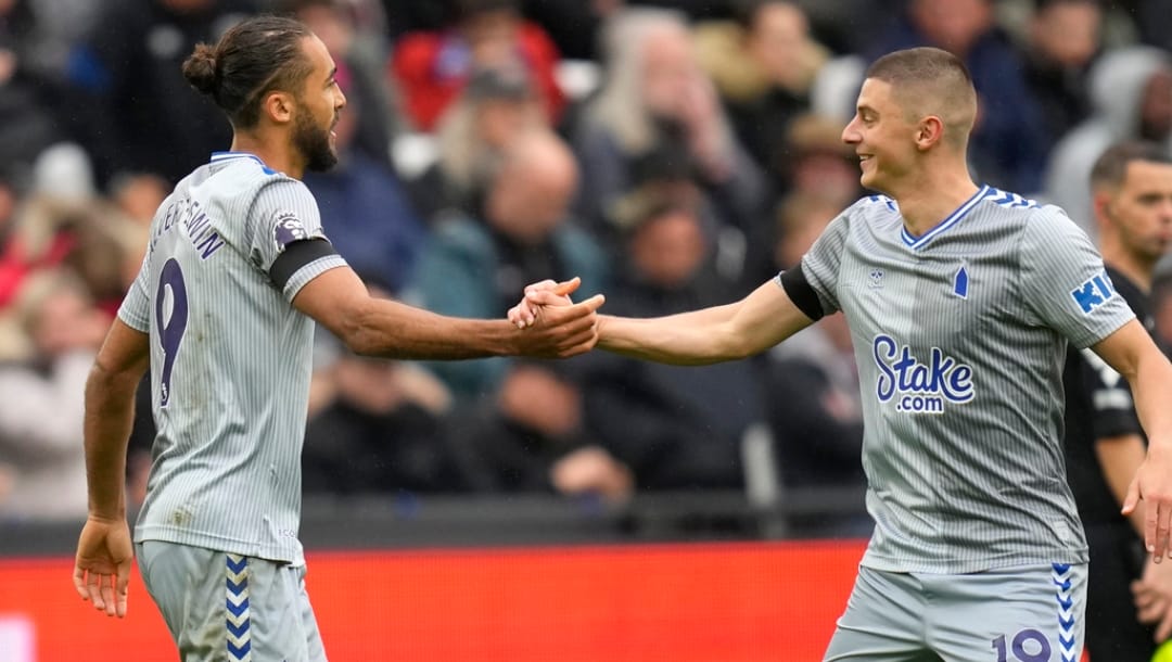 Everton's Dominic Calvert-Lewin, left, celebrates with Everton's Vitaliy Mykolenko after he scores his sides first goal during the English Premier League soccer match between West Ham United and Everton at the London stadium in London, Sunday, Oct. 29, 2023.