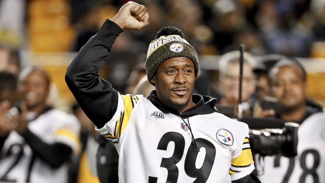 Former Pittsburgh Steelers running back Willie Parker acknowldeges fans during a halftime ceremony honoring former Steelers players during halftime of the NFL football game between the Pittsburgh Steelers and the Los Angeles Chargers, Sunday, Dec. 2, 2018, in Pittsburgh.