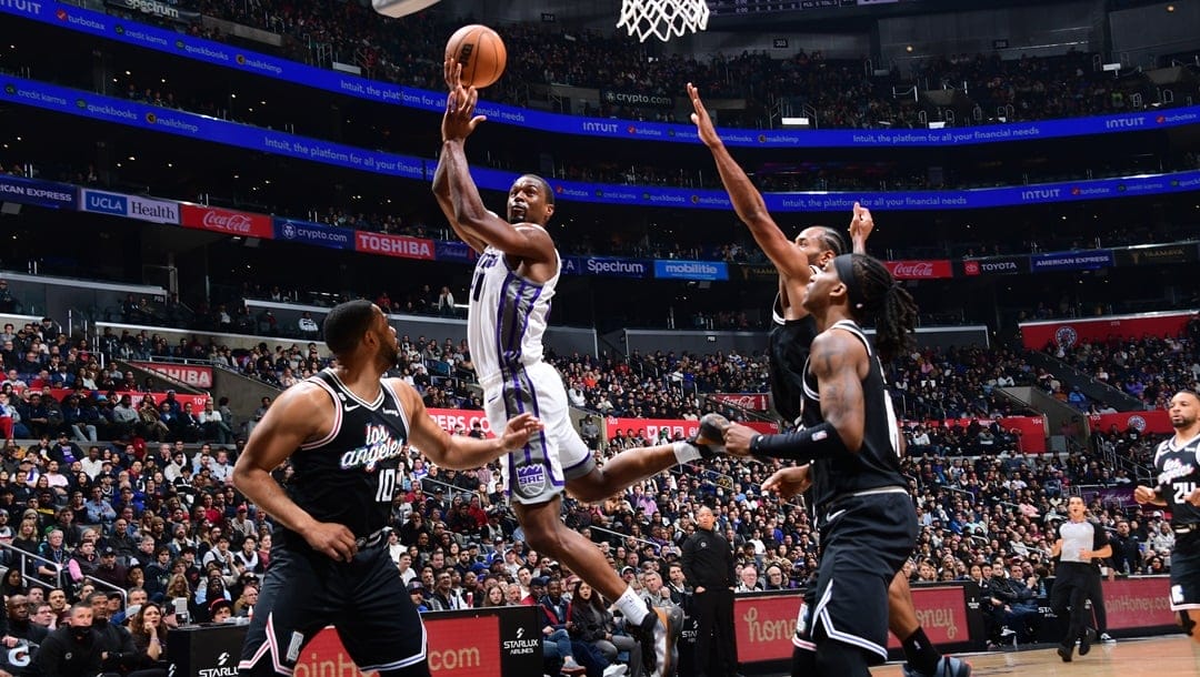 LOS ANGELES, CA - FEBRUARY 24: Harrison Barnes #40 of the Sacramento Kings drives to the basket during the game against the LA Clippers on February 24, 2023 at Crypto.Com Arena in Los Angeles, California.