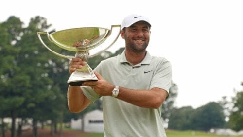 Scottie Scheffler posa con el trofeo de la FedEx Cup tras ganar el Tour Championship el domingo primero de septiembre del 2024.