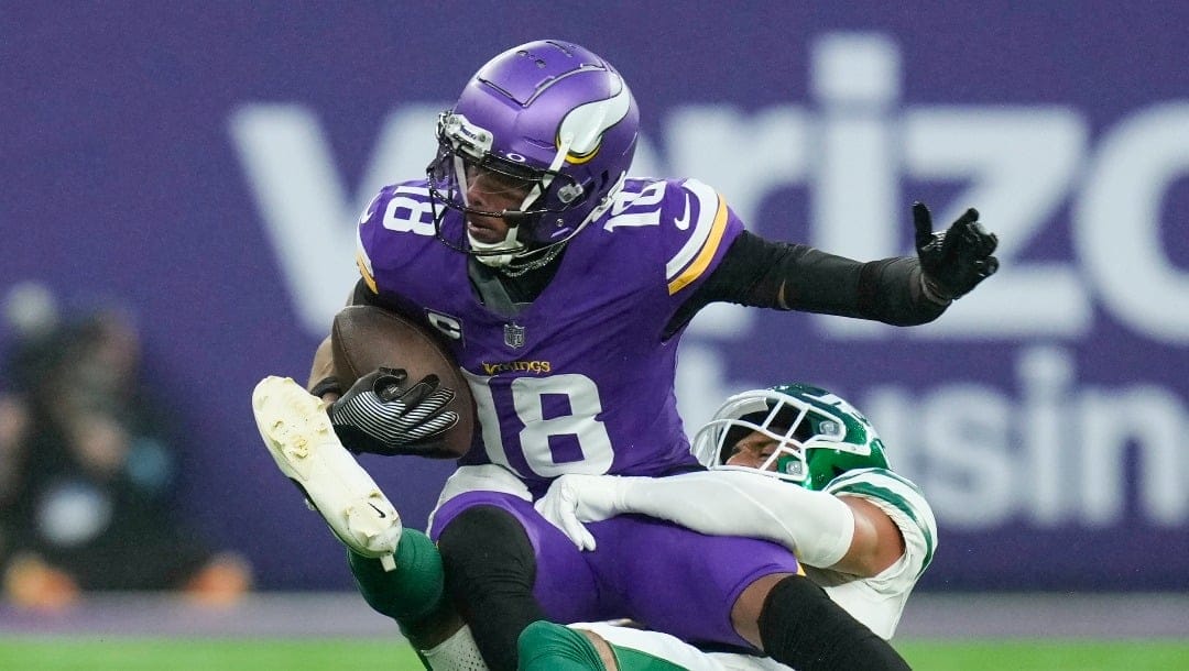 New York Jets Isaiah Oliver, right, tackles Minnesota Vikings' Justin Jefferson during the second half of an NFL football game, Sunday, Oct. 6, 2024, at the Tottenham Hotspur stadium in London. (AP Photo/Kirsty Wigglesworth)