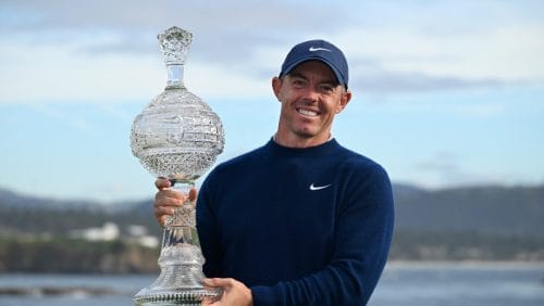 Rory McIlroy, de Irlanda del Norte, celebra su victoria en Pebble Beach Golf Links después de ganar el torneo AT&T Pebble Beach Pro-Am, el domingo 2 de febrero de 2025, en Pebble Beach, Calif.