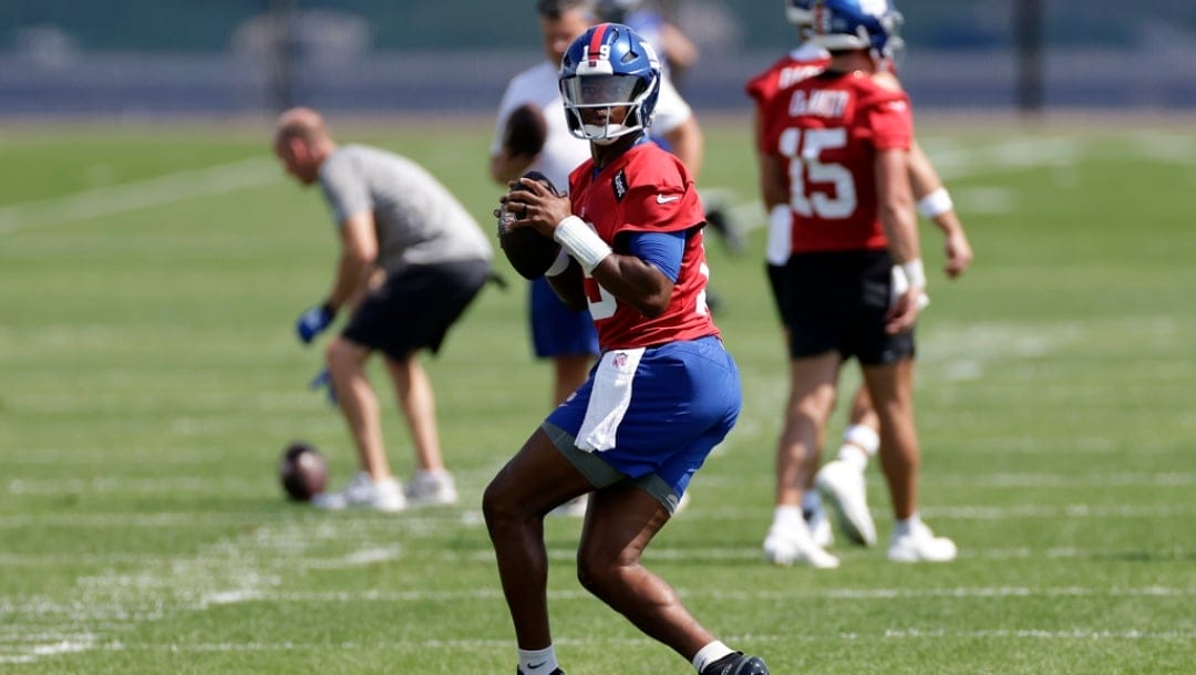 New York Giants quarterback Jameis Winston (19) passes the ball during an NFL football practice Thursday, June 12, 2025, in East Rutherford, N.J.